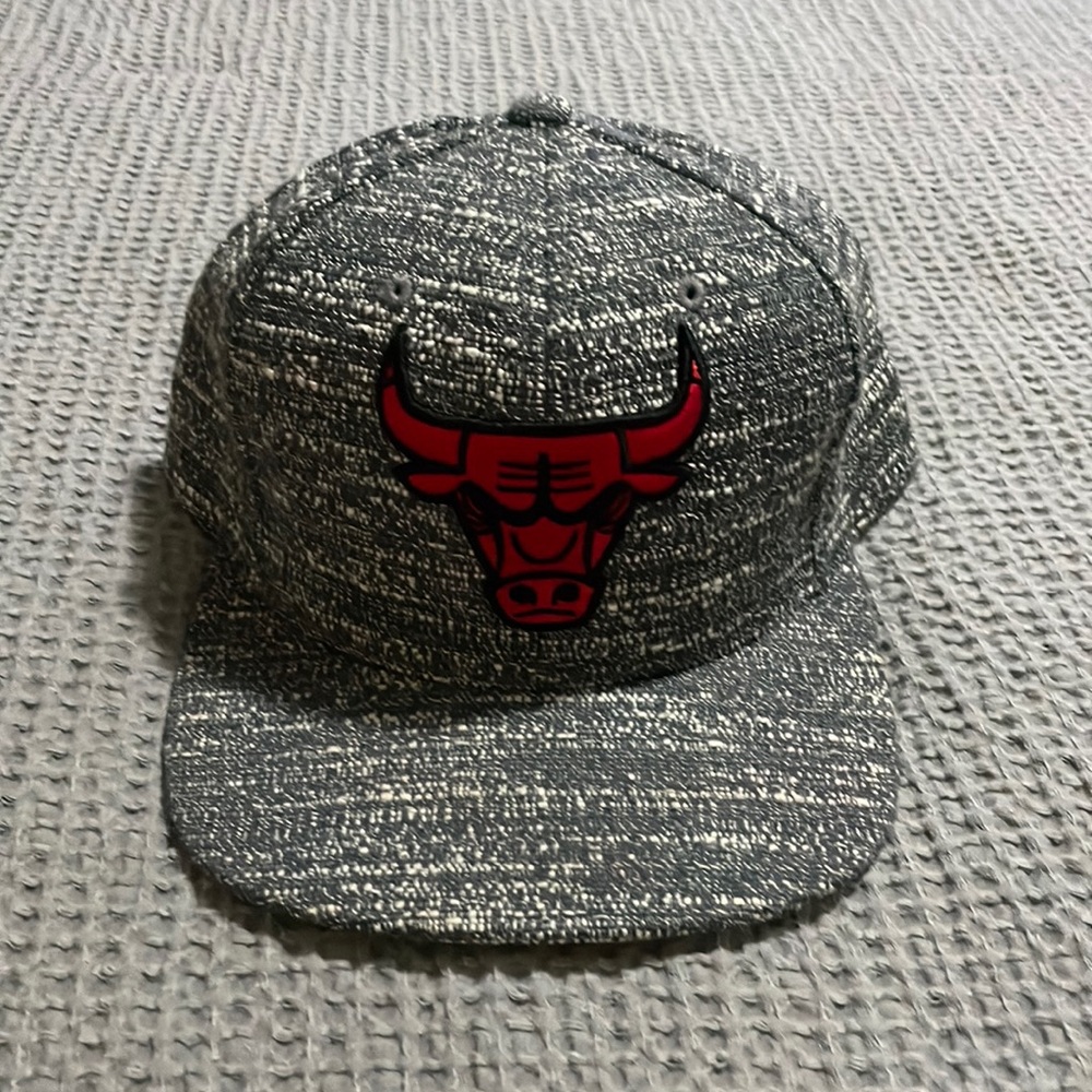 Mitchell & Ness hat, one size, heather grey & red